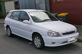 2001 Kia Rio (DC) LS hatchback (2015-11-13) 01.jpg